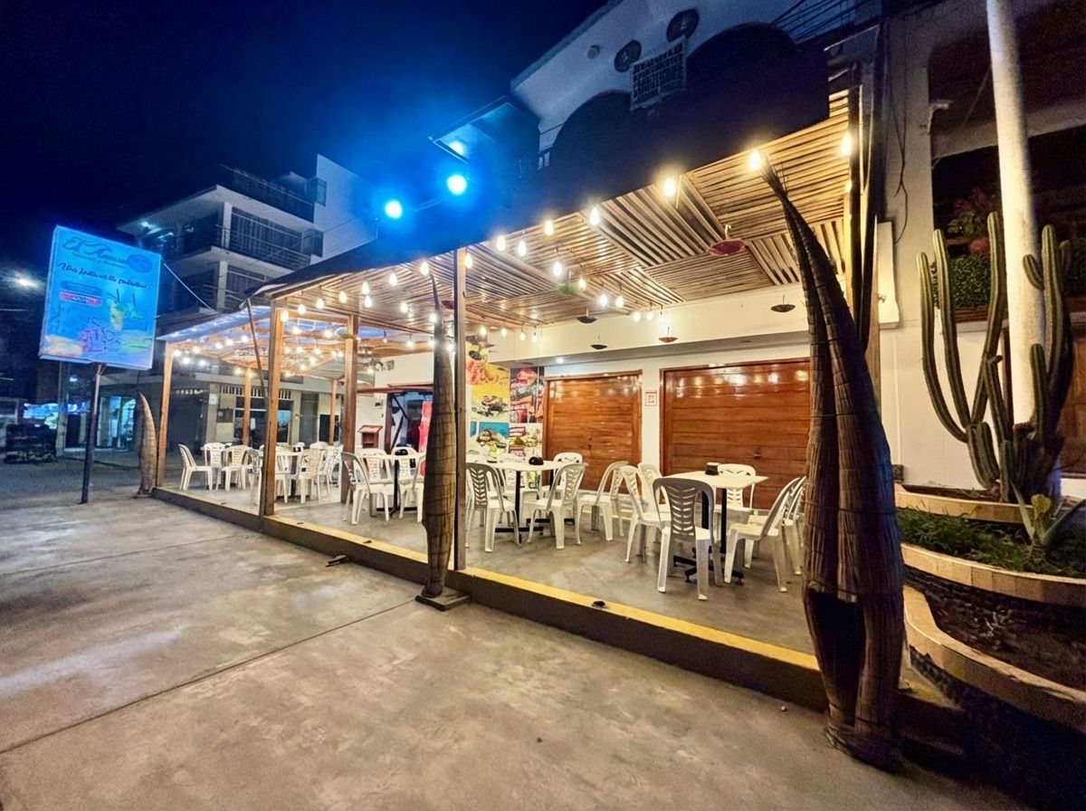 Vista nocturna del restaurante